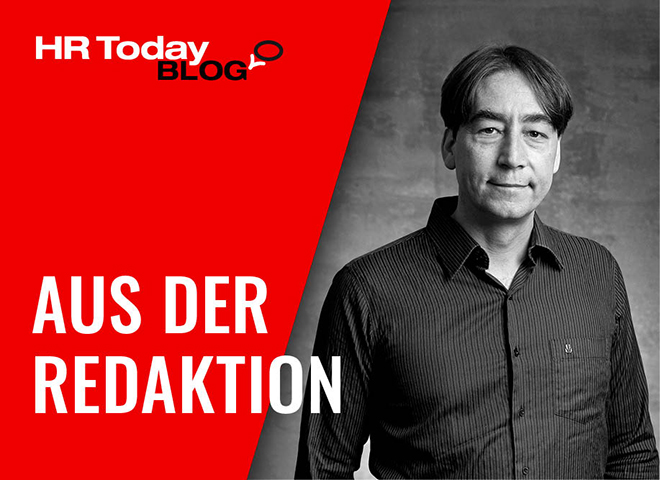 Porträt eines Mannes in Schwarz-Weiss mit dunklem Hemd vor neutralem Hintergrund; links im Bild ein roter Bereich mit weisser Aufschrift „HR Today Blog“ und darunter in Grossbuchstaben „Aus der Redaktion“.