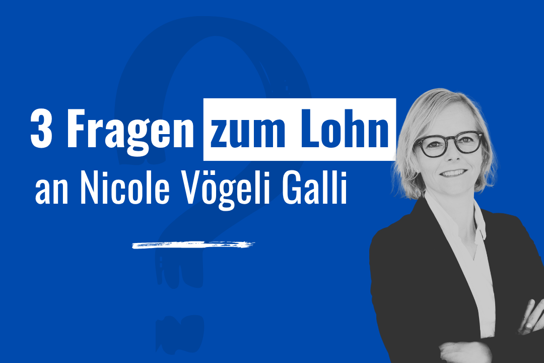 Eine Grafik mit dunkelblauem Hintergrund, auf dem dezent ein großes, etwas dunkleres Fragezeichen als Wasserzeichen durchschimmert. 3 Fragen zum Lohn an Nicole Vögeli Galli". Auf der rechten Bildhälfte ist ein Schwarz-Weiß-Porträt einer lächelnden Frau mit Brille und kurzen Haaren abgebildet. Sie trägt eine helle Bluse unter einem dunklen Blazer und hat die Arme verschränkt.