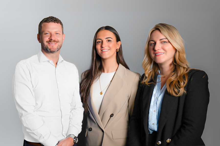 Ludovic Bertoli, responsable RH à la police cantonale genevoise, Laura Puglisi, psychologue du travail et Liridona Smajli, responsable RH.