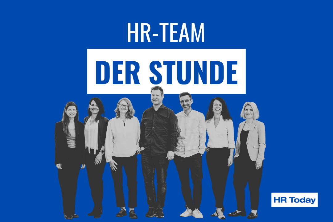 Grafik mit kräftig blauem Hintergrund. Oben steht in weißer Schrift „HR-TEAM“ und darunter hervorgehoben in einem weißen Kasten in blauer Schrift „DER STUNDE“. Unten rechts befindet sich das weiße Logo von HR Today. Den Hauptteil des Bildes nimmt eine freigestellte Schwarz-Weiß-Aufnahme einer siebenköpfigen Gruppe (fünf Frauen, zwei Männer) ein, die selbstbewusst nebeneinander posieren und in die Kamera blicken.