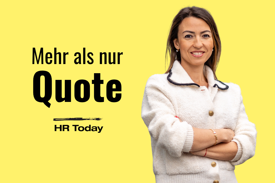 Grafik mit leuchtend gelbem Hintergrund. Auf der linken Seite steht in schwarzer Schrift „Mehr als nur Quote“, darunter eine stilisierte Linie und das Logo von „HR Today“. Auf der rechten Seite steht eine freundlich lächelnde Frau mit verschränkten Armen und schaut in die Kamera. Sie trägt eine weiße Jacke mit dunklem Kragenrand und goldfarbenen Knöpfen.