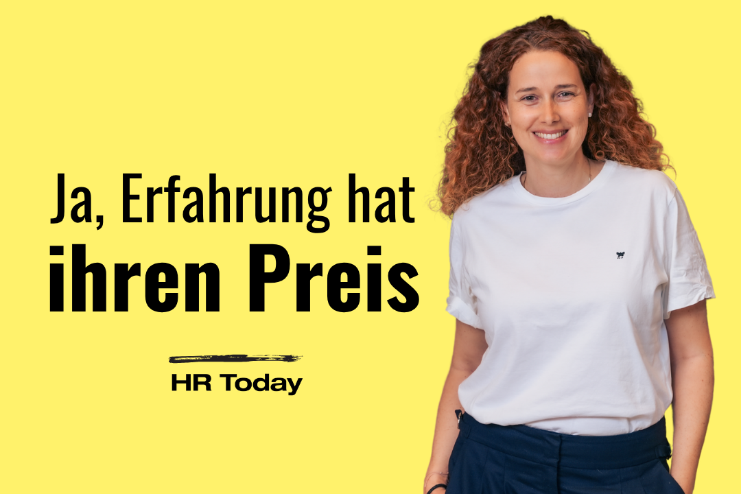 Bild einer lächelnden Frau mit lockigen Haaren in einem weißen T-Shirt vor einem leuchtend gelben Hintergrund. Auf der linken Seite steht in schwarzer Schrift "Ja, Erfahrung hat" und darunter in großen, fetten Buchstaben "ihren Preis". Unter dem Text befindet sich eine schwarze Linie im Pinselstrich-Stil und das Logo "HR Today".