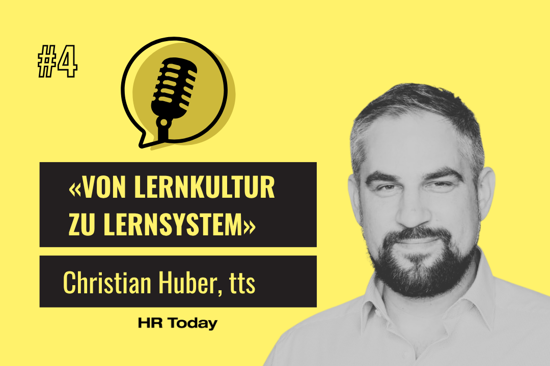 Podcast HR Today #4: «Von Lernkultur zu Lernsystem» mit Christian Huber, tts. Das Bild zeigt ein Schwarz-Weiss-Porträt eines dezent lächelnden Mannes mit kurzem Vollbart und dunklen Haaren, der ein helles Hemd trägt.