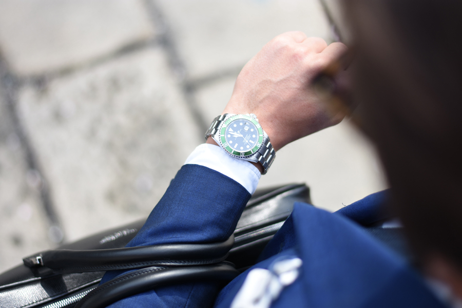 Un homme d'affaires regarde sa montre