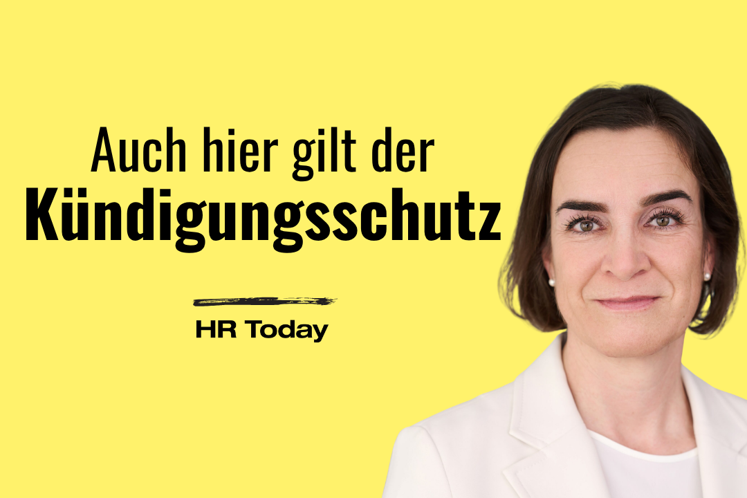 Porträtgrafik auf gelbem Hintergrund: Links der Titeltext «Auch hier gilt der Kündigungsschutz» in schwarzer Fettschrift und der Schriftzug «HR Today» unter einem schwarzen Pinselstrich; rechts das Porträt einer Frau mit kurzem dunklem Haar und weissem Blazer.