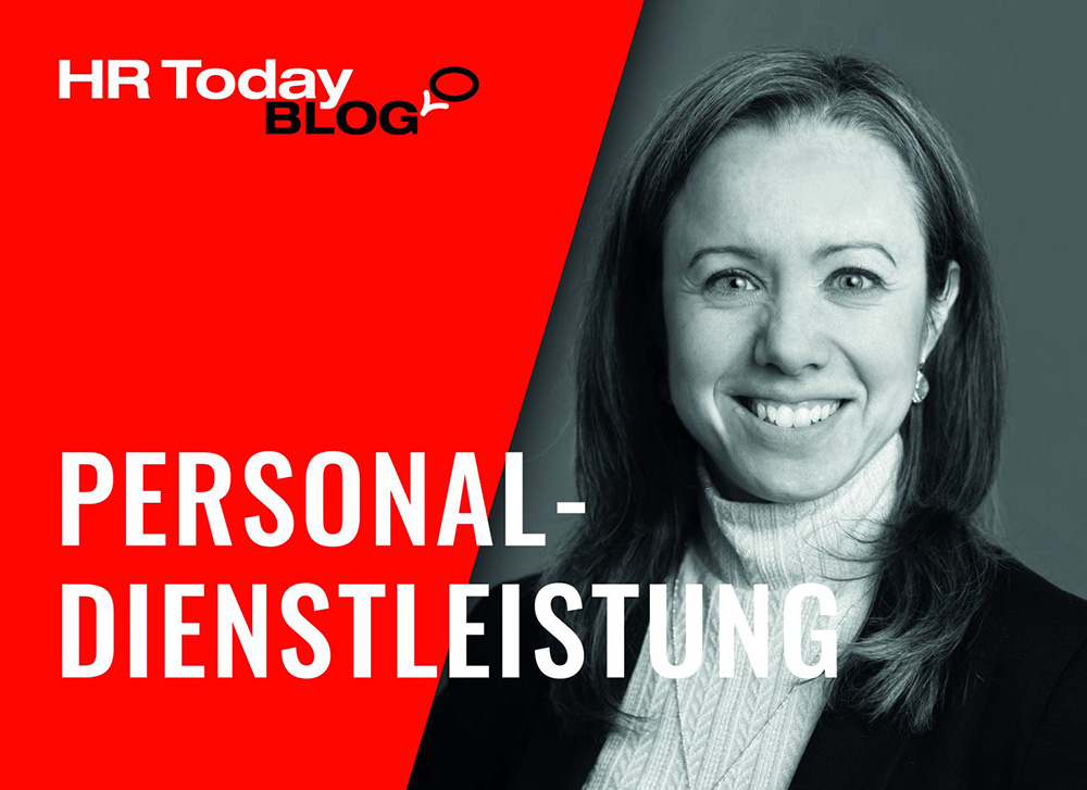 Blogbild Personaldienstleistung. Roter Hintergrund, Bild von Myra Fischer-Rosinger, eine lächelnde Frau mit Bob-Frisur, weissem Pullover/Bluse und Blazer. 