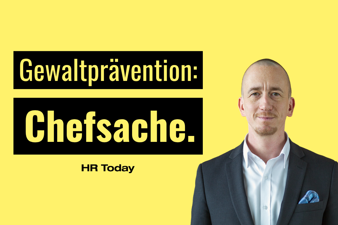 Porträtgrafik auf gelbem Hintergrund: Links der Titeltext «Gewaltprävention: Chefsache.» in gelber Schrift auf schwarz unterlegten Balken sowie der Schriftzug «HR Today»; rechts das Porträt eines Mannes mit kurzgeschorenem Haar, dunklem Sakko, weissem Hemd und blauem Einstecktuch.