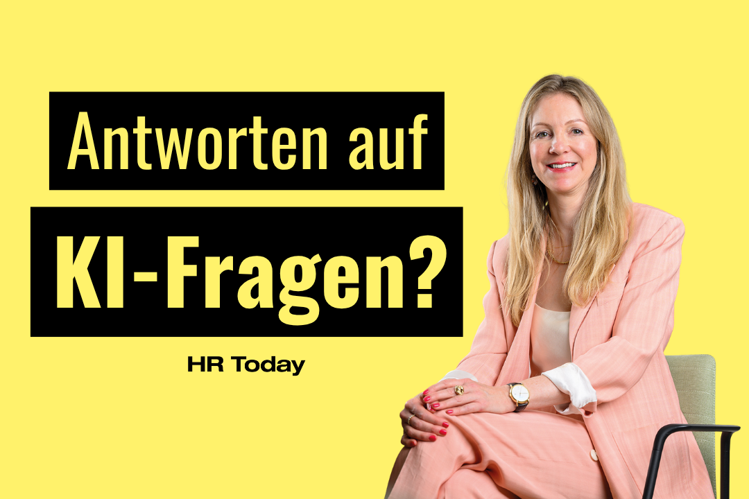 Porträtgrafik auf gelbem Hintergrund: Links der Titeltext «Antworten auf KI-Fragen?» in gelber Schrift auf schwarz unterlegten Balken sowie der Schriftzug «HR Today»; rechts das lächelnde Porträt einer Frau mit langen blonden Haaren und rosafarbenem Blazer, die entspannt auf einem Stuhl sitzt.