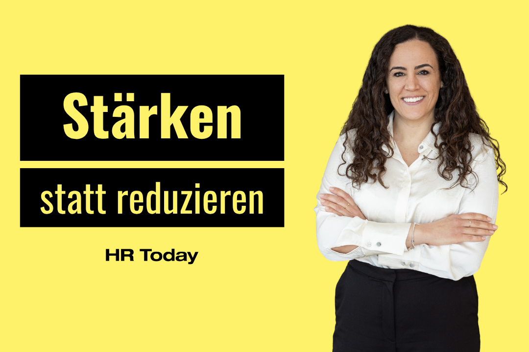 Porträtgrafik auf gelbem Hintergrund: Links der Titeltext «Stärken statt reduzieren» in gelber Schrift auf schwarz unterlegten Balken sowie der Schriftzug «HR Today»; rechts das lächelnde Porträt einer Frau mit lockigem dunklem Haar, weisser Bluse und verschränkten Armen.