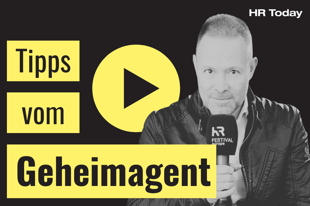 Videothumbnail auf schwarzem Hintergrund für das HR-Today-Format «Tipps vom Geheimagent»: Links der Titeltext auf gelben Balken sowie ein gelbes Play-Button-Icon; rechts ein schwarz-weisses Porträtfoto eines Mannes mit kurzem Haar, Lederjacke und einem Mikrofon mit der Aufschrift «HR Festival Europe». Logo «HR Today» oben rechts.