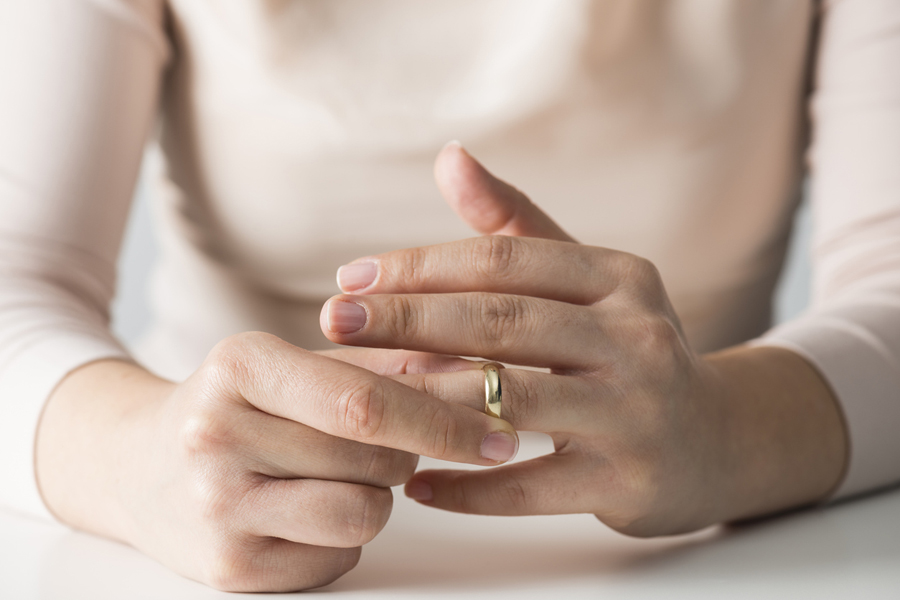 Une femme qui enlève son alliance.