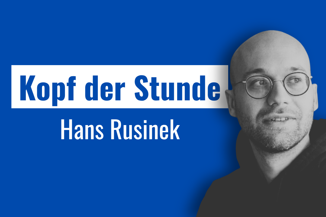 Grafik vor blauem Hintergrund mit dem Schriftzug „Kopf der Stunde“ in einem weißen Balken, darunter der Name „Hans Rusinek“ und rechts ein Schwarz-Weiß-Porträt eines Mannes mit Brille und Glatze.