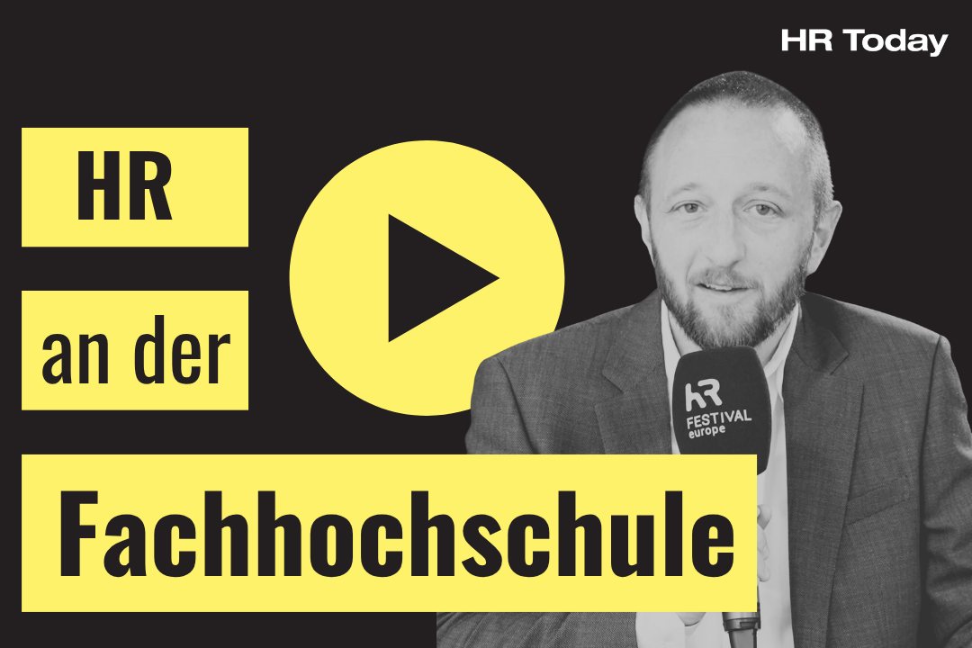 Video-Vorschaubild von HR Today: Mann mit Bart und Anzug hält ein Mikrofon mit HR-FESTIVAL-europe-Logo, schwarzweiss vor dunklem Hintergrund. Links in gelben Balken der Titel «HR an der Fachhochschule», in der Mitte ein gelber Play-Button.