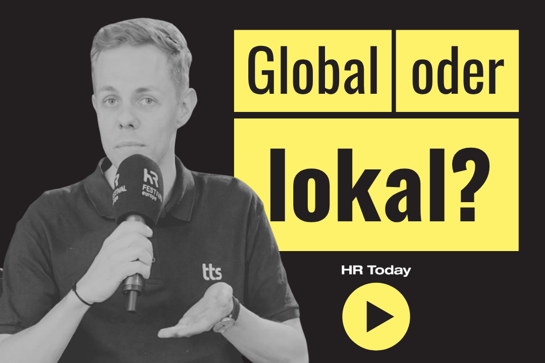 Schwarzweissfoto von Timo Weber im dunklen Poloshirt mit TTS-Logo. Er spricht in ein Mikrofon des HR Festival europe und gestikuliert mit der offenen Hand. Daneben steht auf gelben Feldern in grosser schwarzer Schrift «Global oder lokal?», darunter das HR-Today-Logo und ein gelber Play-Button.