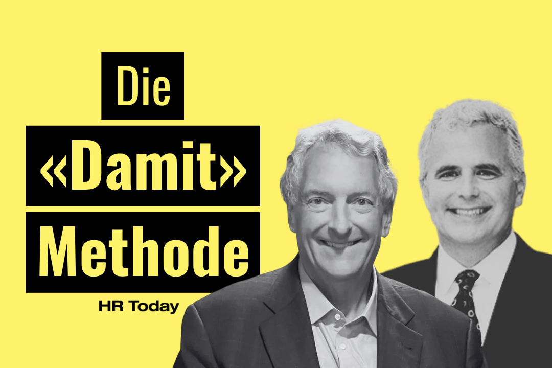 Grafik: Zwei lächelnde Männer mit grauem Haar in Anzug, Schwarz-Weiss-Porträt vor gelbem Hintergrund. Links der Text «Die «Damit» Methode» auf schwarzen Balken, darunter «HR Today».