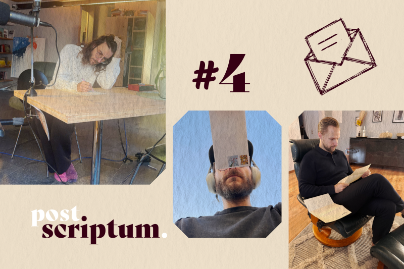 Collage zu «post.scriptum. #4». Links schreibt Robin mit langen Haaren und Brille an einem grossen Holztisch neben einem Mikrofon einen Brief. In der Mitte hält er sich einen frankierten Umschlag vor die Augen. Rechts liest David in einem Ledersessel einen handgeschriebenen Brief. Dazu eine gezeichnete Umschlag-Skizze.