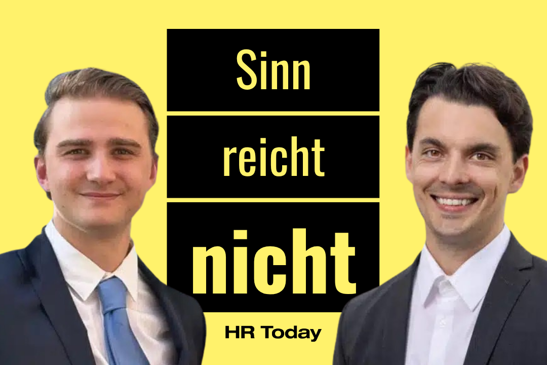 Grafik mit gelbem Hintergrund: zwei lächelnde junge Männer in dunklen Anzügen und weissen Hemden, links mit blauer Krawatte, rechts ohne. Dazwischen drei schwarze Felder mit dem Text «Sinn reicht nicht», darunter «HR Today».