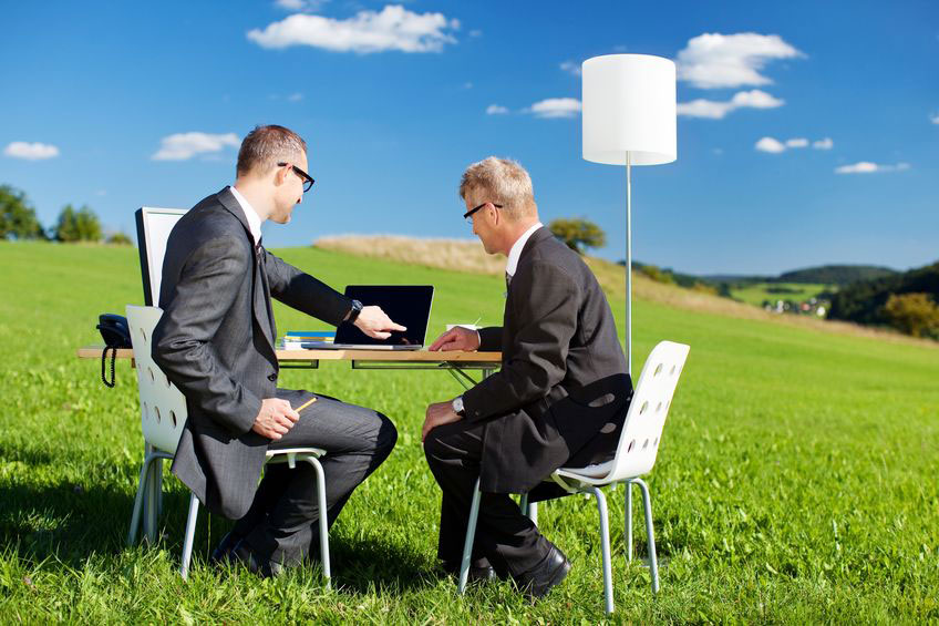 Gesundheitsmanagement_BGM_Feld_Geschaeftsleute_Tisch_Laptop_123rf.jpg