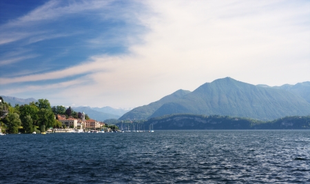 LagoMaggiore_123RF.jpg