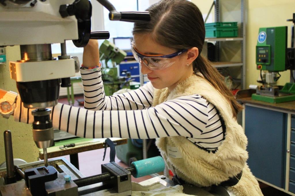 Mädchen-Technik-los! FISBA AG.jpg