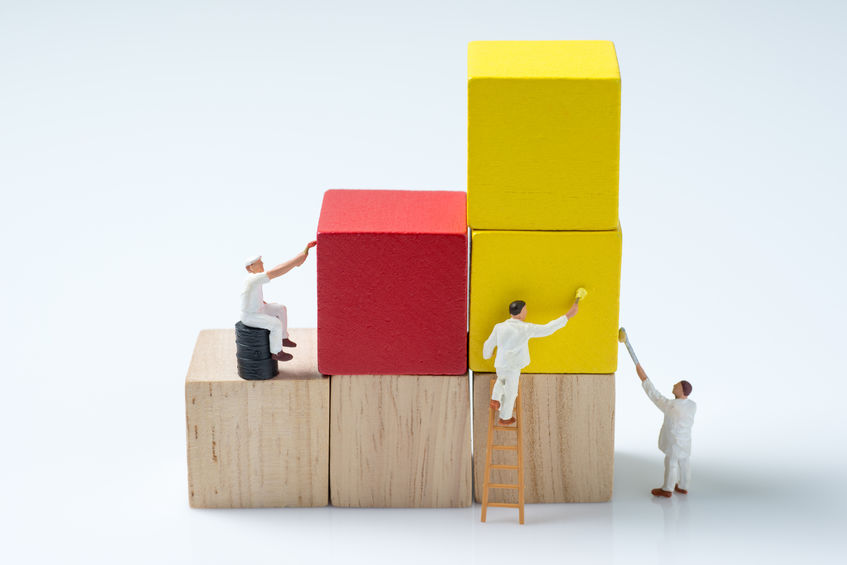 Minipeople_Baukloetze_streichen_malen_2Farben_rot_gelb_123RF.jpg