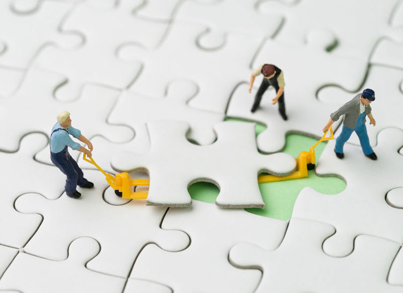 Minipeople_Puzzle_bauen_Teamwork_123RF_WEB.jpg