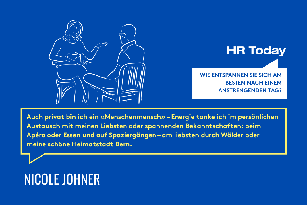 Grafik mit blauem Hintergrund. Oben links ist eine weisse Strichzeichnung von zwei Personen, die sich gegenüber sitzen und miteinander sprechen. Rechts daneben steht „HR Today“ mit einer Sprechblase: „Wie entspannen Sie sich am besten nach einem anstrengenden Tag?“. Darunter befindet sich ein gelber Textrahmen mit einem Zitat von Nicole Johner, in dem sie beschreibt, dass sie Energie durch den Austausch mit anderen Menschen, bei Apéros, Essen oder Spaziergängen – besonders in Bern – tankt. Unten links steht ihr Name in weisser Schrift.
