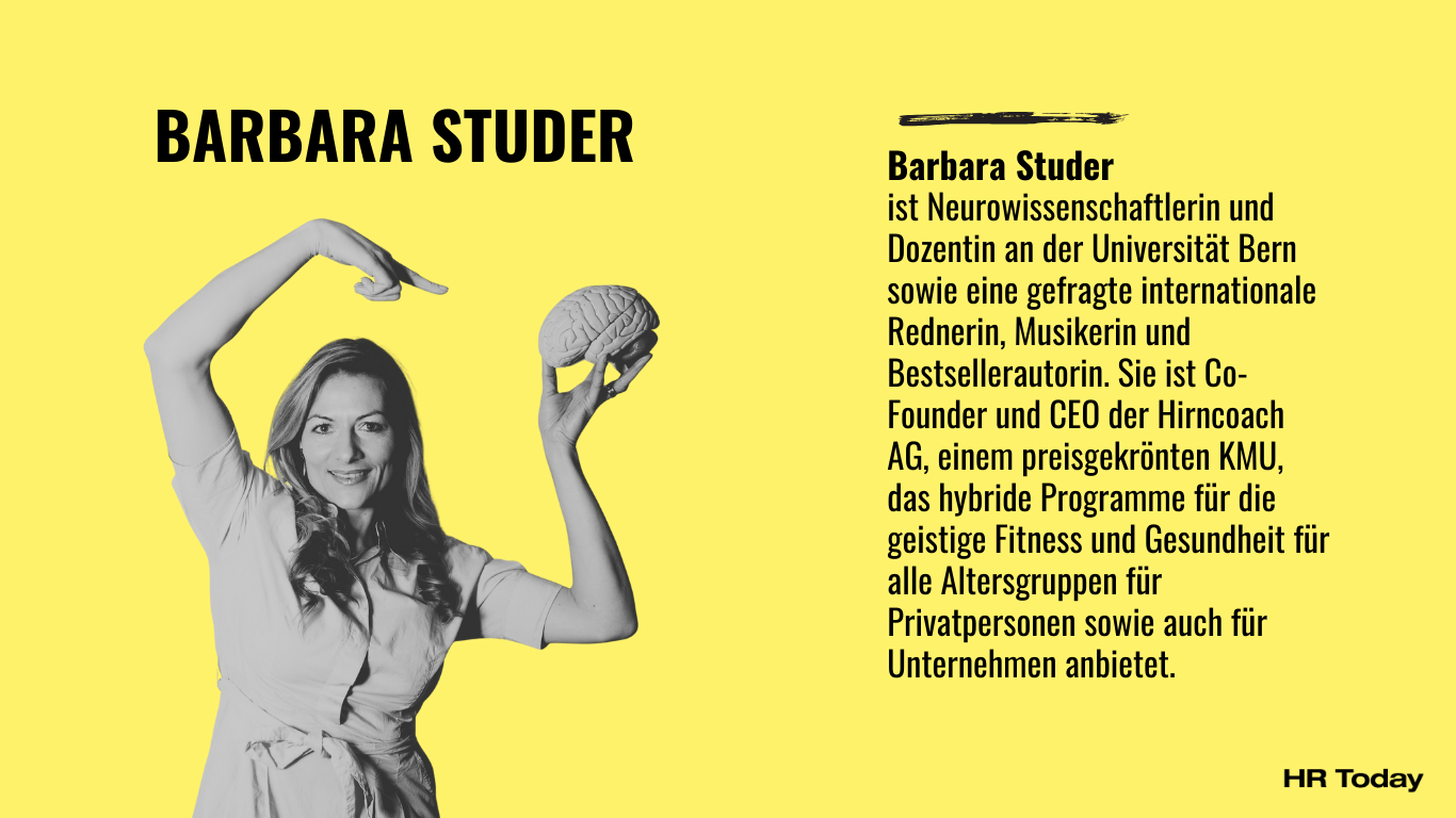 Porträtbild von Barbara Studer in Schwarz-Weiss vor gelbem Hintergrund. Sie hält ein Modell eines menschlichen Gehirns in der Hand und zeigt mit der anderen darauf. Links steht ihr Name gross in schwarzer Schrift, rechts daneben befindet sich ein Textfeld mit Informationen über ihre beruflichen Tätigkeiten als Neurowissenschaftlerin, Dozentin, Rednerin, Musikerin, Autorin und CEO eines Unternehmens. Unten rechts ist das Logo von HR Today.