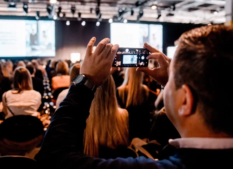 Voller Saal mit Leuten, die das Keynote auf dem Handy filmen am HR FESTIVAL europe