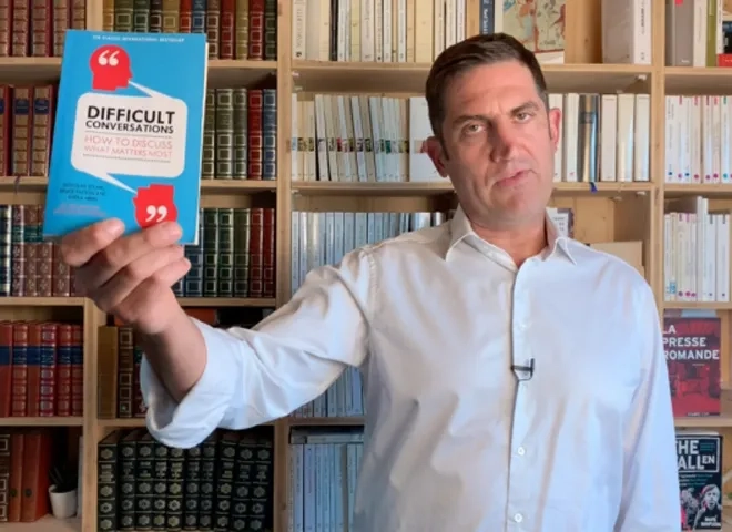 Photo de Marc Benninger présentant un livre