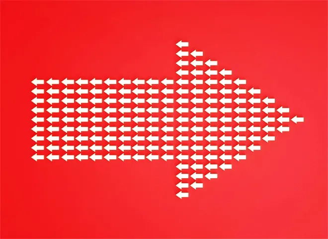 Une flèche blanche sur fond rouge