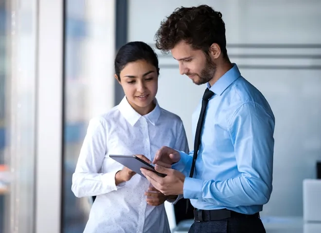L’Accord Jeunes Professionnels signé par la Suisse et la Tunisie permet le recrutement temporaire de jeunes talents tunisiens en Suisse: une jeune femme et un jeune homme discutent dans un bureau