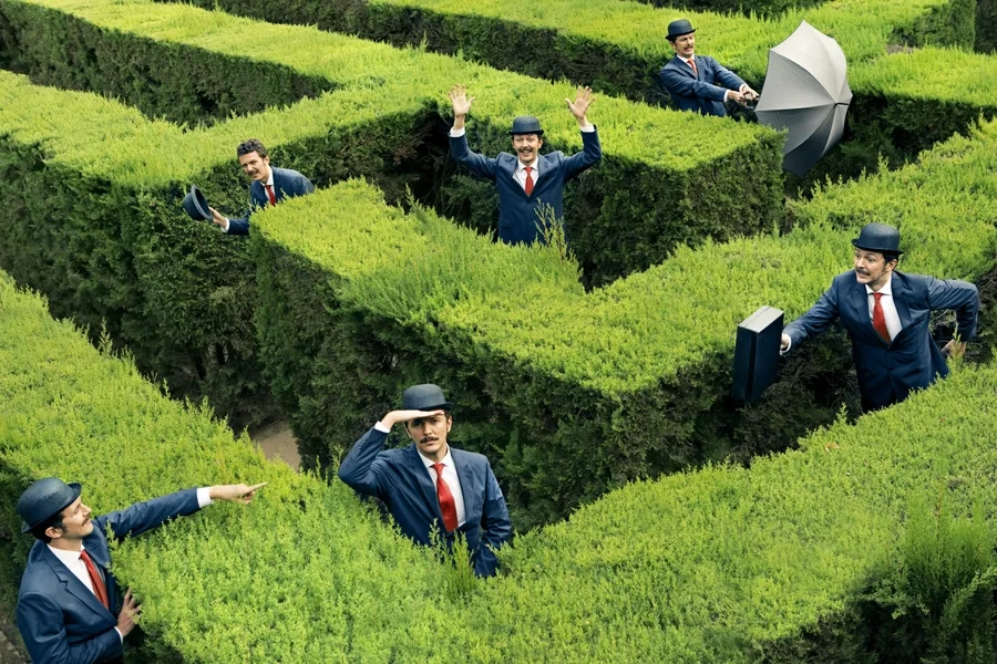 Labels et certifications RH: Un homme d'affaires cherche son chemin dans un labyrinthe