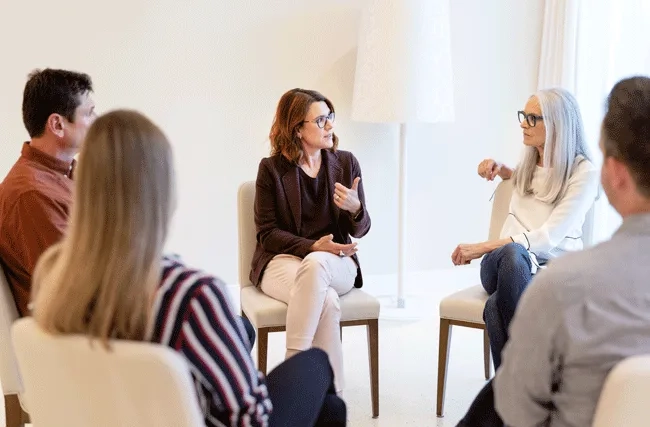 Gruppe von Menschen diskutieren Selbstmanagement bei Oberwaid