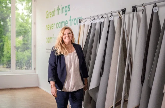 Sybille Tebaldi, Leiterin Personal- und Organisationsentwicklung von Griesser posiert im Betrieb