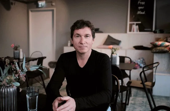 Ingo Hamm in seinem zu Hause. Er hat ein Buch über Leistungslust und Mitarbeitermotivation veröffentlicht