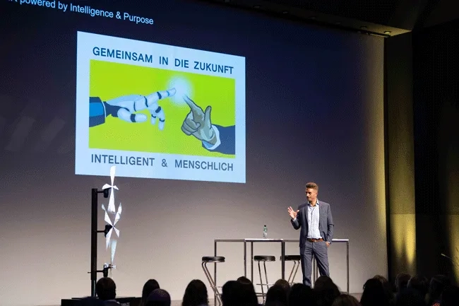 CEO HR Campus Experience Moritz Marti spricht mit seinem Avatar