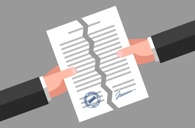 Darstellung einer Änderungskündigung oder Vertragsbruch, zwei Hände reissen einen Vertrag auseinander.