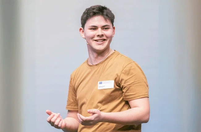 Andrin Knoll ist ein Jungunternehmer. Er gründete die Firma IntelliLab mit nur 20 Jahren. Er zeigt damit, dass die Nachwuchsgeneration von Arbeitnehmenden sehr gut mit KI umgehen können.