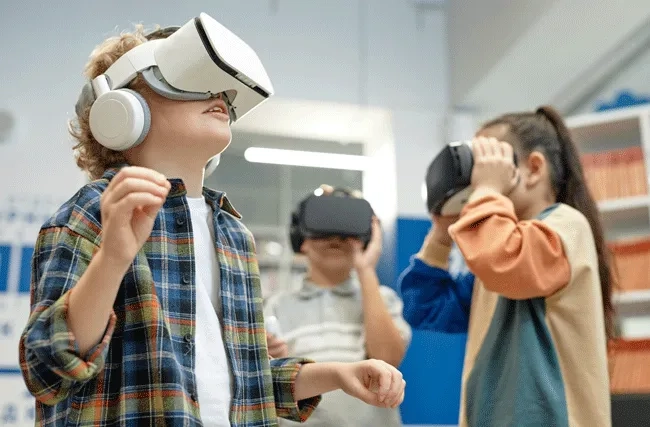 Junge Schülerinnen und Schüler tragen eine Apple Brille. Generation Alpha wird die erste Generation sein, die KI-nativ sein wird. Sie pflegen einen anderen Umgang mit dem Internet als die vorherigen Generationen von Arbeitnehmenden.