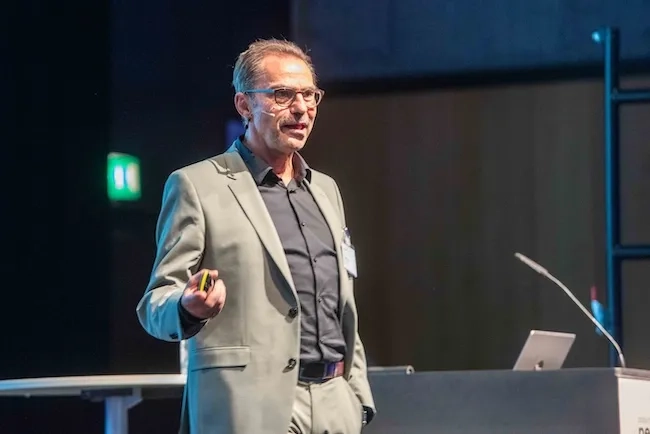Hans Rupli, Präsident von focus50plus, referierte über die Chancen und Herausforderungen, die die Generation 50plus für Unternehmen , am Ostschweizer Personaltag 2024 in der OLMA-Messe in St. Gallen