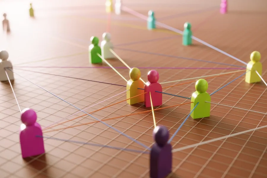 Farbige Spielsteine, die durch farbige Fäden verbunden sind