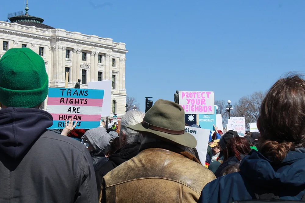 Protestierende mit Transparenten vor dem Minnesota State Capitol.