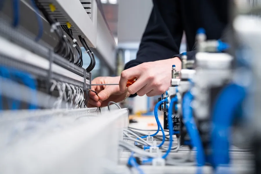 Un électricien utilise du matériel dans un atelier