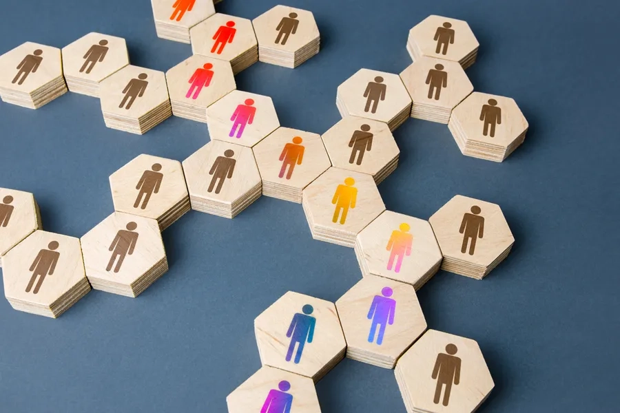 Concept d'une chaîne de personnes qui communiquent