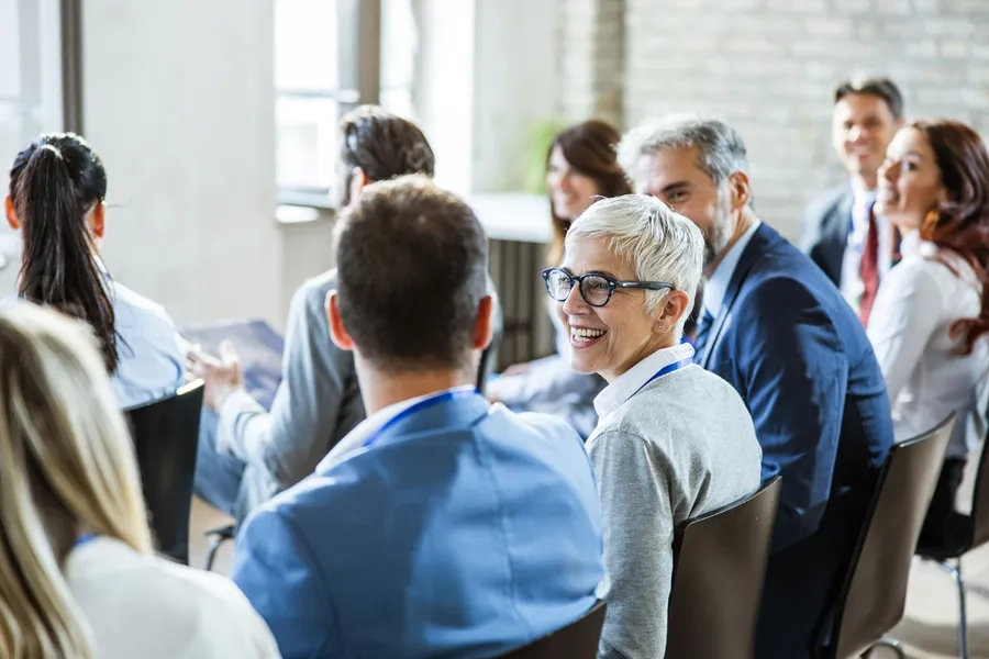 Un groupe d'entrepreneurs en séminaire dans une salle de réunion