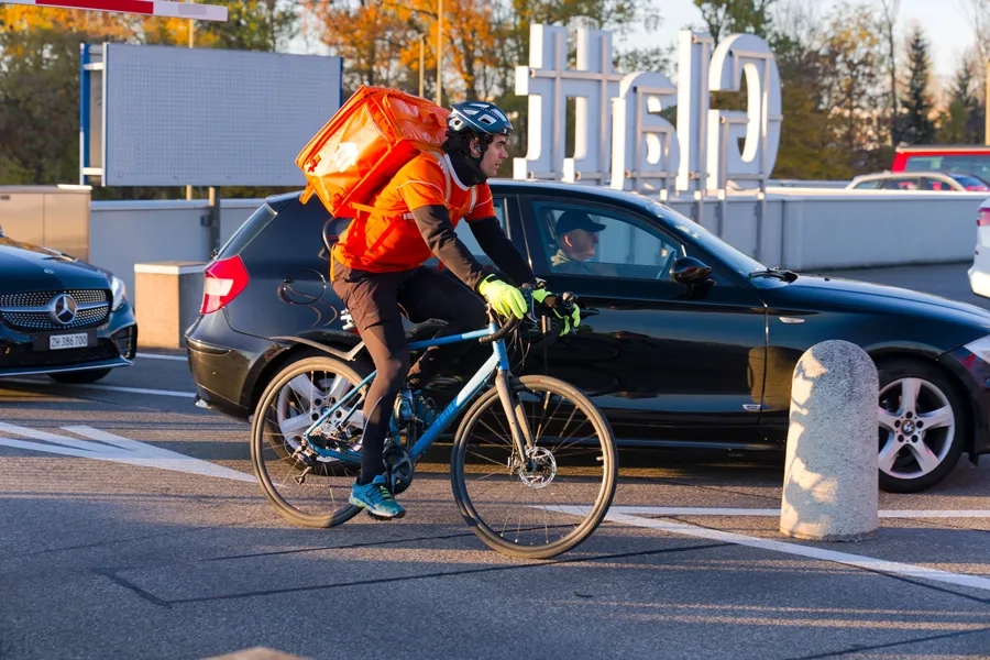Un coursier à vélo