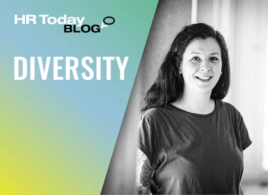 Das Blogbild für den Diversity-Blog von Sara Juen. Das Bild zeigt die Autorin, eine junge Frau mit schwarzem T-Shirt und Tattoos am rechten Arm.