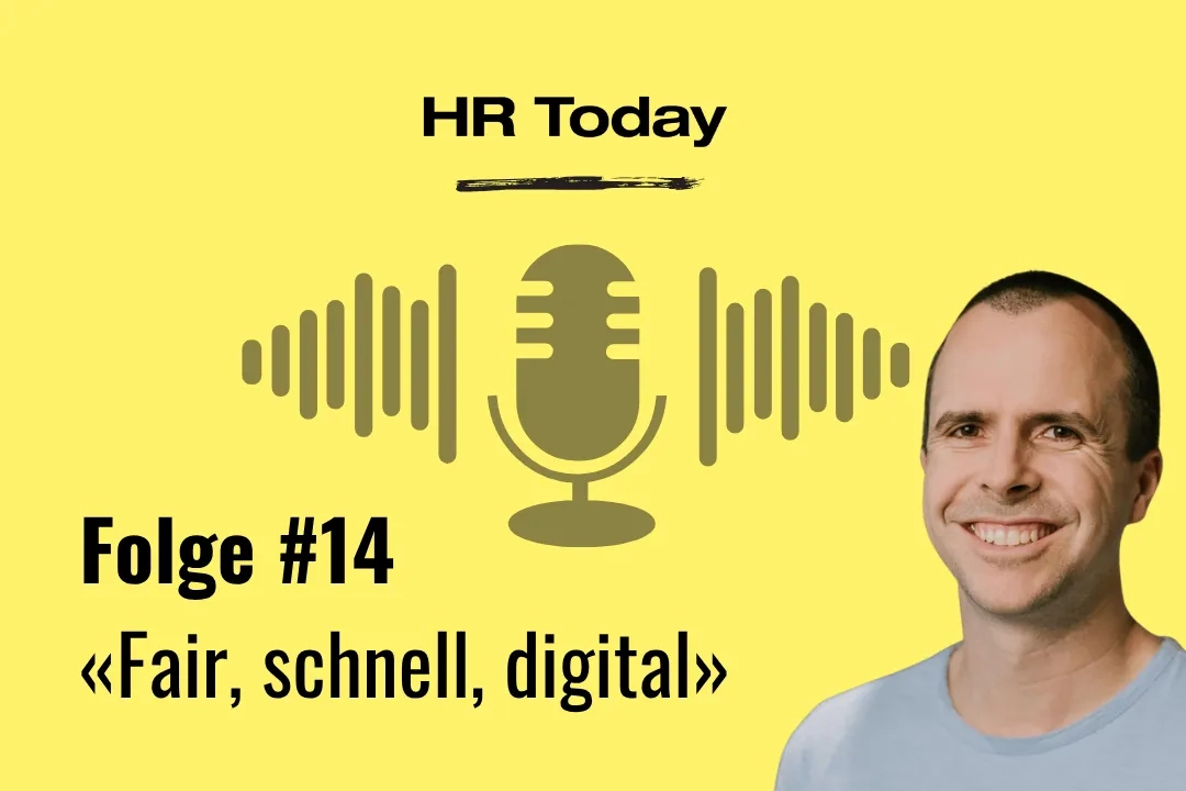 Podcast-Grafik mit gelbem Hintergrund: In der Mitte ein stilisiertes Mikrofon mit Schallwellen, darüber der Schriftzug „HR Today“. Links unten steht „Folge #14 – «Fair, schnell, digital»“. Rechts im Bild ist Manuel Wiesner lächelnd in einem hellblauen T-Shirt abgebildet.