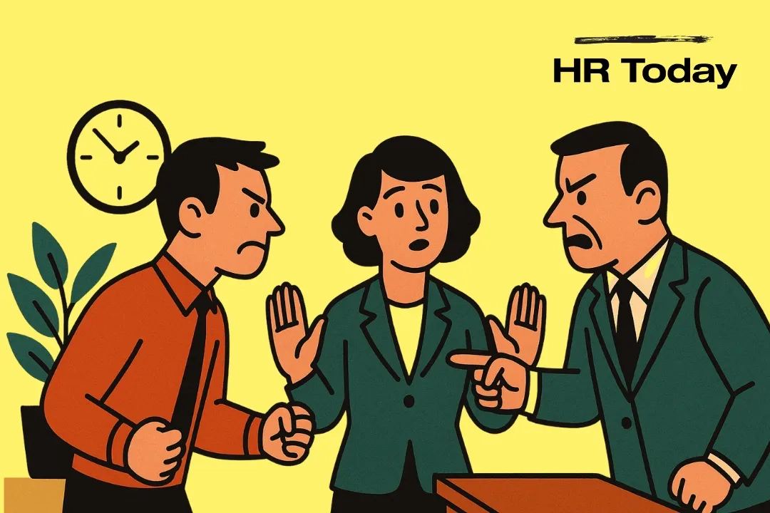 Flache Mid-Century-Illustration: wütender Chef und wütender Mitarbeiter; dazwischen eine ruhige Vermittlerin mit erhobenen Händen; Büro mit Pult, Pflanze, Uhr.